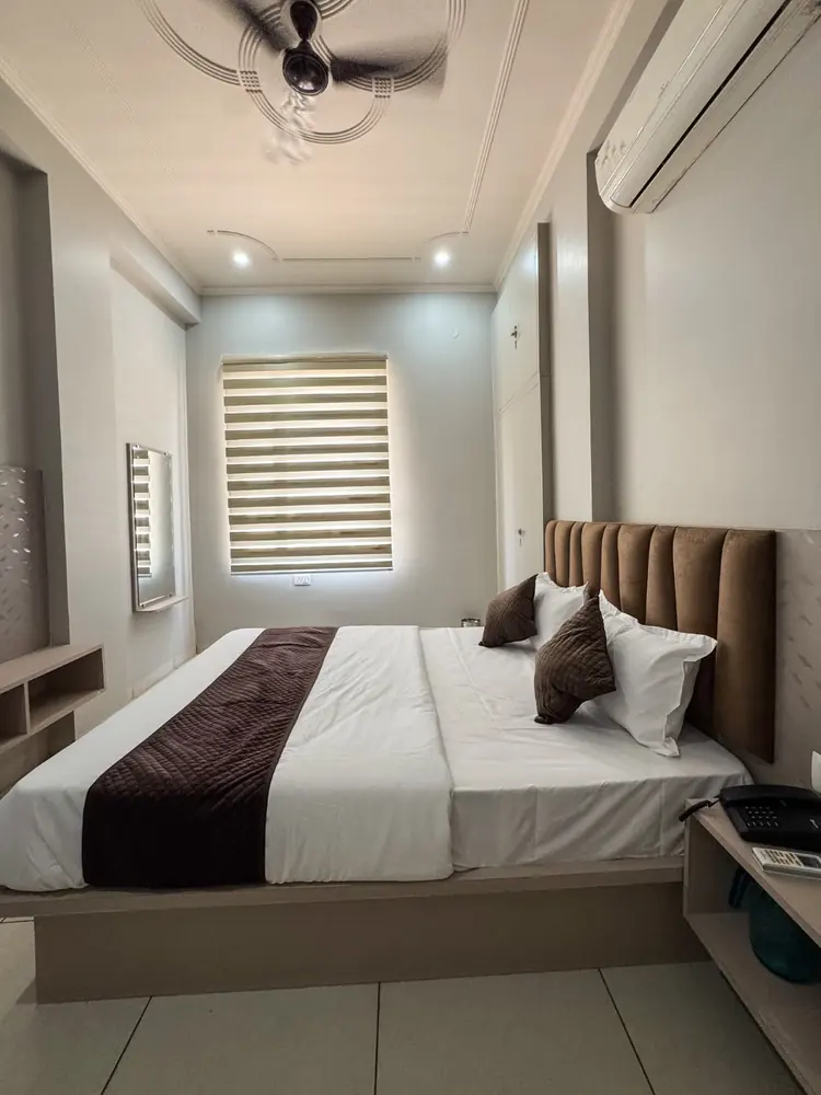 Bedroom with window blinds and air conditioning