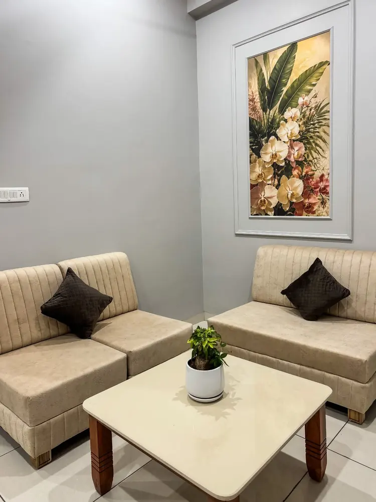 Lounge with two sofas, coffee table and floral painting